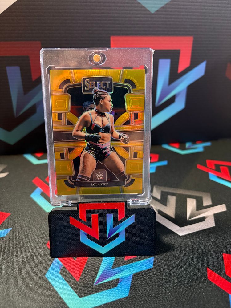 Lola Vice Select 2024 Concourse Gold /10 obraz 1